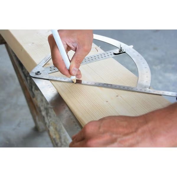 Eine Person verwendet einen Metallwinkelmesser zum Anzeichnen einer Linie auf einem Holzbalken mit einem Zimmermannsstift.