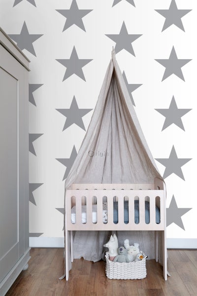 Kinderzimmer mit Kinderbett, Baldachin und Wandtattoo mit Sternenmuster