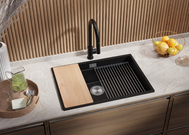 Küchenspüle mit Abtropfgestell und Schneidebrett auf einer Küchentheke