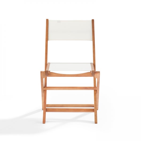 Klappstuhl aus Holz mit weißer Textilbespannung für Sitz und Rückenlehne.