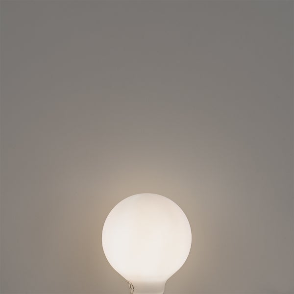 Leuchtende LED-Lampe in Globeform mit mattem Glas.