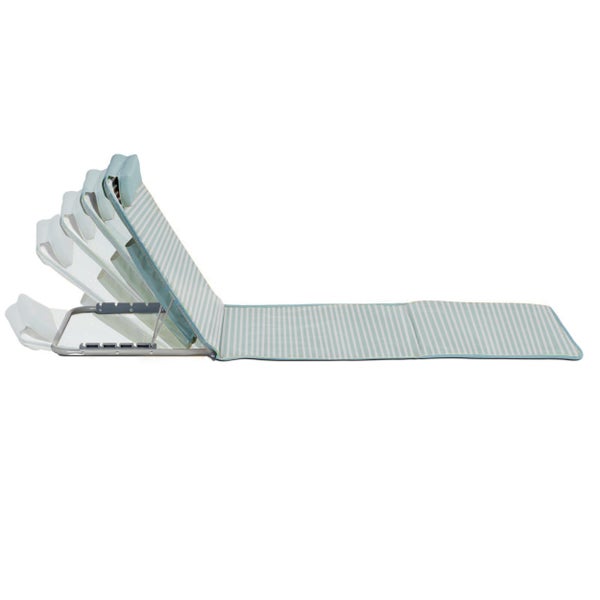 Gestreifte Strandmatte mit mehrfach verstellbarer Rückenlehne und Metallrahmen.