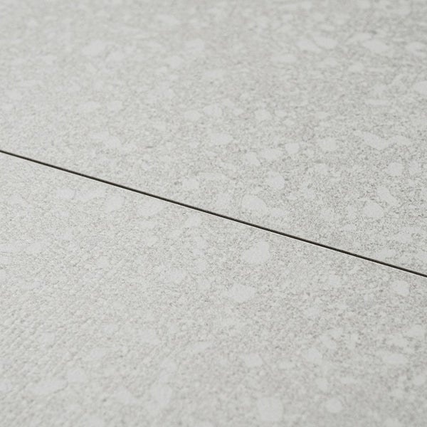 Feinsteinzeug Fliese mit Terrazzo Optik im Nahbereich