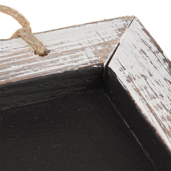 Detailansicht eines Holztabletts mit Seilaufhängung