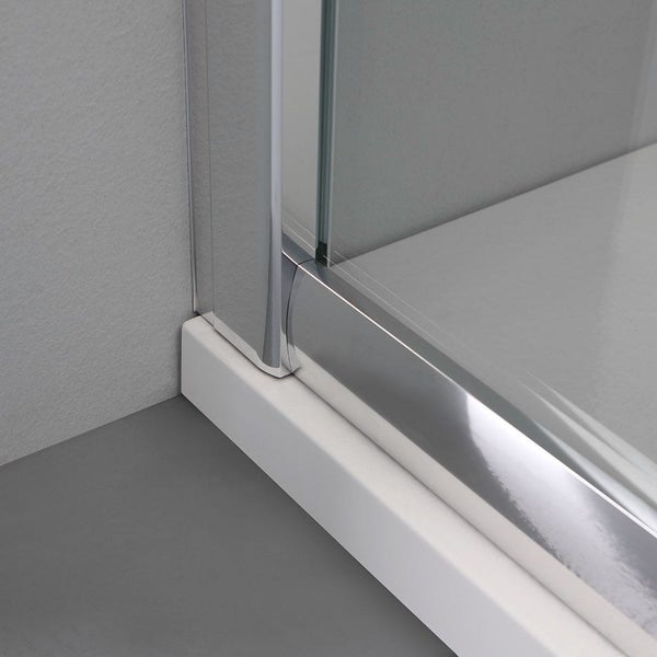 Detailansicht einer Duschkabine mit Rahmen und Duschwanne