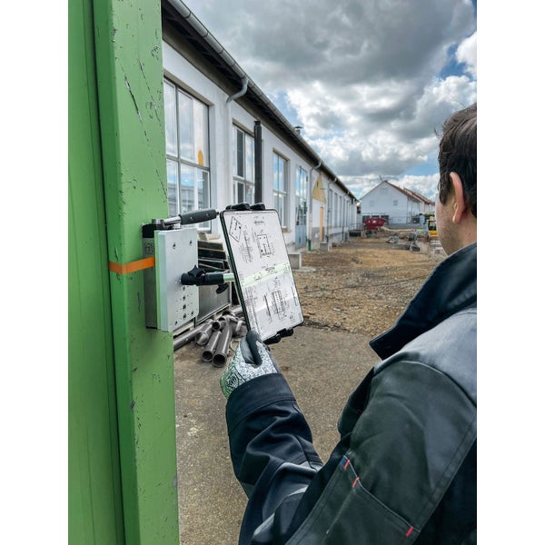 Metallmontageplatte mit Schraublöchern