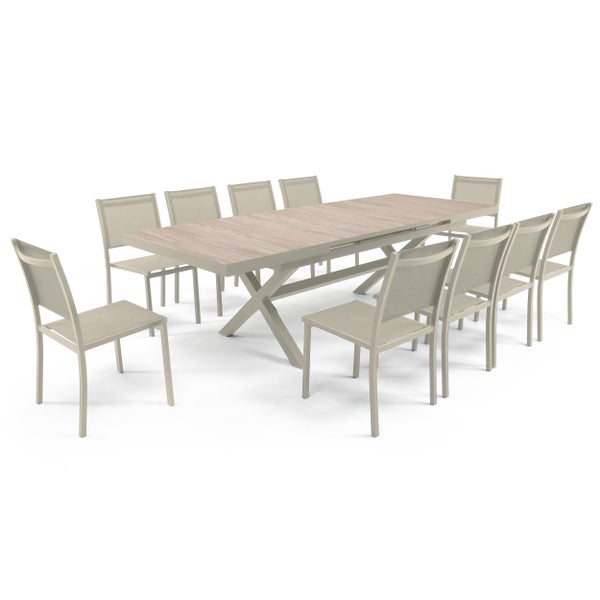 Gartenmöbel-Set mit großem Ausziehtisch in Holzoptik mit X-Gestell und zehn passenden Gartenstühlen in Beige.