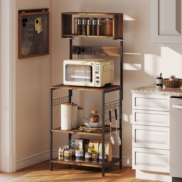 Organisiertes Küchenregal im Industrie-Stil aus Metall und Holz mit integrierter Steckdosenleiste, Mikrowelle und Ablageflächen für Vorratsbehälter.