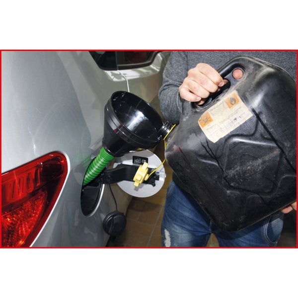 Person betankt ein Auto mit einem Benzinkanister und einem Trichter mit flexiblem Rohr.