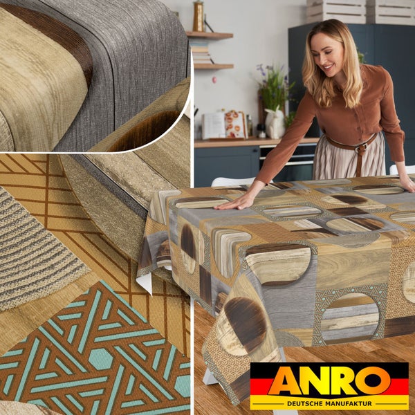 Abwaschbare Wachstischdecke mit Patchwork-Design in Holzoptik und geometrischen Mustern auf einem Küchentisch. ANRO Logo.