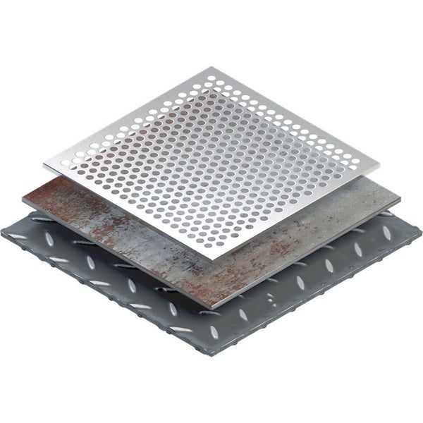 Drei verschiedene quadratische Metallplatten: Lochblech, Stahlplatte und Riffelblech