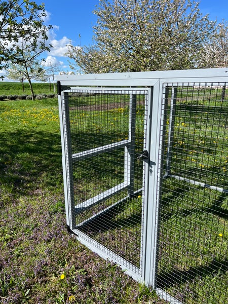 Hühnerauslauf Mitte EZ Chicken Home Grau 5,84m² 208 x 300 x 154 cm hergestellt in EU