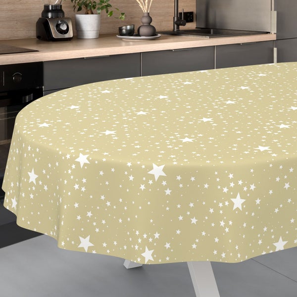 Ovale Tischdecke mit Sternmuster in einer hellen, aufgeräumten Küche.
