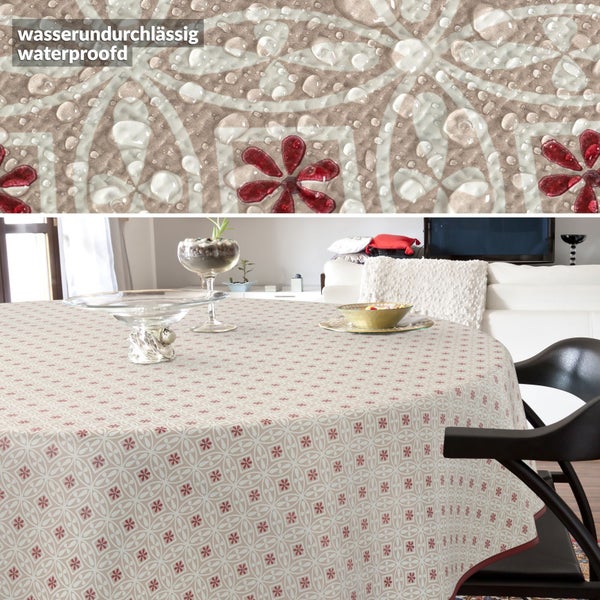 Wasserdichte Tischdecke mit Blumenmuster auf einem Tisch in einem Wohnzimmer