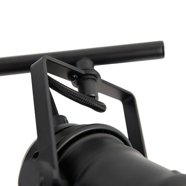 Detailaufnahme einer schwarzen Deckenleuchte mit Metallelementen