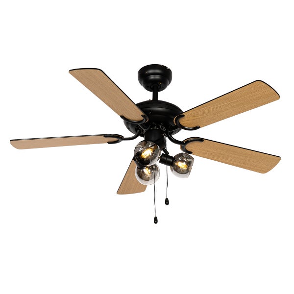 Deckenventilator mit fünf Flügeln in Holzoptik, schwarzem Metallgehäuse, drei Glaskugelleuchten und Zugketten.