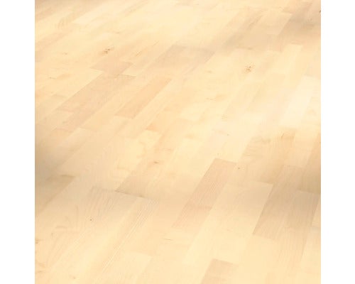 Heller Holzboden im Fischgrätmuster