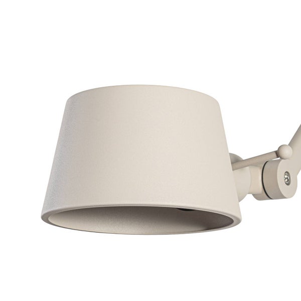 Nahaufnahme einer beigen Lampe mit Lampenschirm