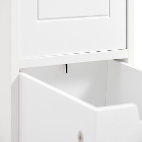 Detailaufnahme eines weißen Badezimmerschranks mit offener Schublade