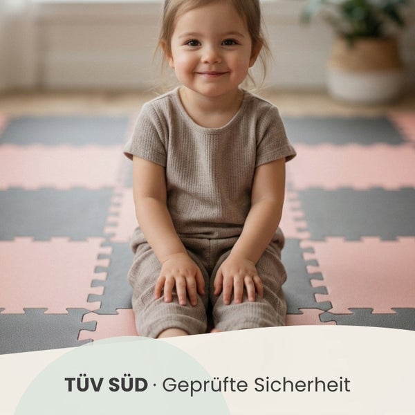 Ein Kleinkind sitzt auf einer weichen Spielmatte aus Schaumstoff-Puzzleteilen mit TÜV SÜD Zertifizierung für geprüfte Sicherheit.