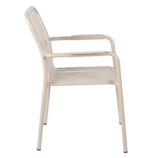 Beigefarbener Gartenstuhl aus Metall mit Armlehnen und Latten-Design, Seitenansicht.