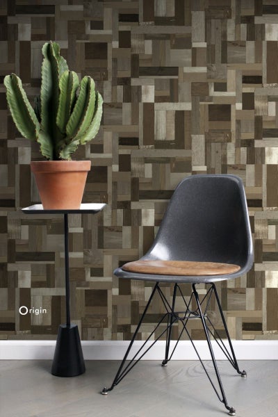 Dekorative Wandgestaltung mit Holzoptik-Tapete, Sessel und Kaktus.