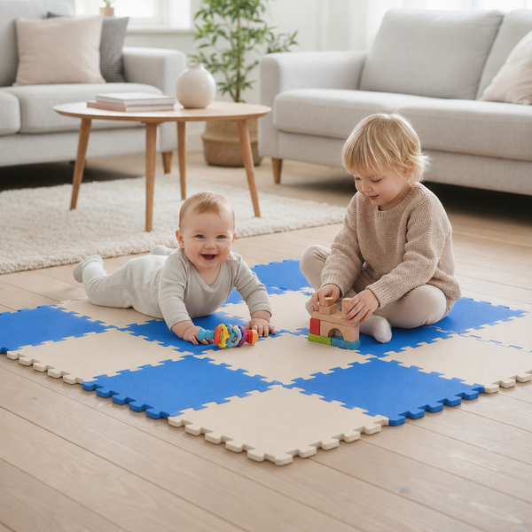 Zwei Kinder spielen auf einer schachbrettartigen Schaumstoffmatte im Wohnzimmer.