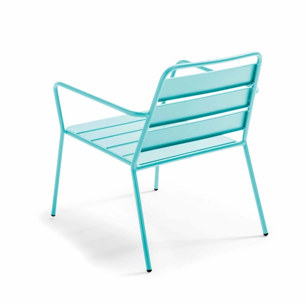 Türkisfarbener Gartenstuhl aus Metall mit Armlehnen, Sitzfläche und Rückenlehne mit Querstreben.