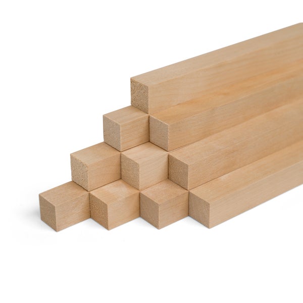 Stapel quadratischer Holzleisten für Heimwerker- und Bastelprojekte.