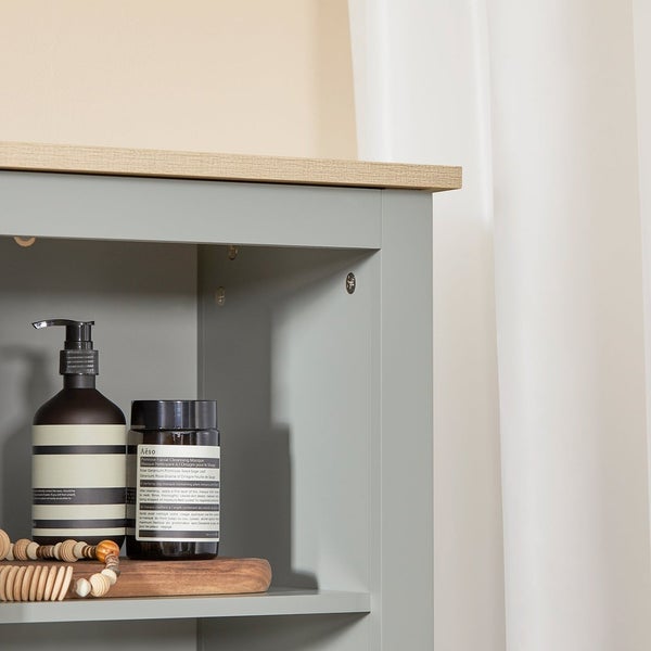 Detailansicht eines grauen Regals mit Holzoberfläche und Pflegeprodukten