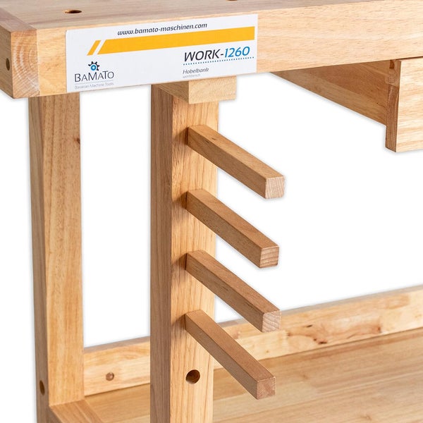 Detailansicht einer Hobelbank aus Holz mit Ablagemöglichkeiten und Herstellerlogo Bamato