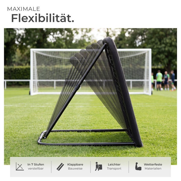 Fußball Rebounder mit verstellbarem Neigungswinkel auf einem Fußballplatz, in sieben Stufen verstellbar, klappbar und wetterfest.