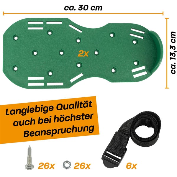 Rasenlüfter-Sandalen Set mit zwei grünen Kunststoffsohlen, circa 30 mal 13,3 Zentimeter, 26 Nägeln mit Muttern und 6 Befestigungsriemen.