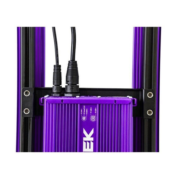 LED-Controller mit Kabelanschlüssen und Kühlrippen an einem Metallrahmen montiert.