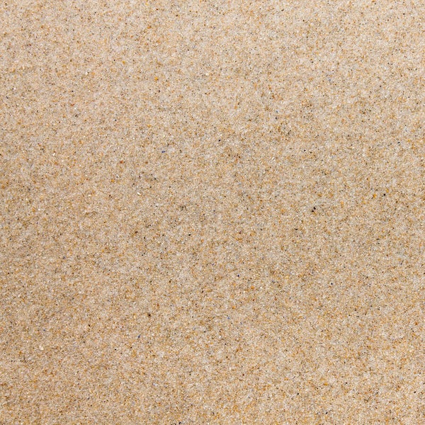 Nahaufnahme von feinkörnigem Sand mit gleichmäßiger Körnung.