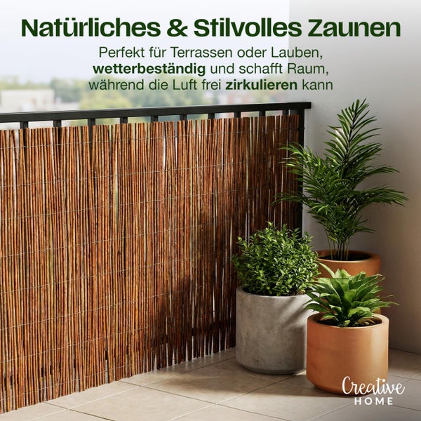 Hell gestalteter Wohnbereich mit Boden in Holzoptik, Essgruppe, Pflanzenregal und dekorativen Wandbildern für eine wohnliche Atmosphäre.
