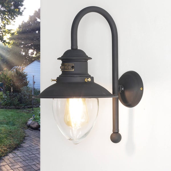 Wandleuchte für den Außenbereich mit Lampenschirm und klarer Glasabdeckung.