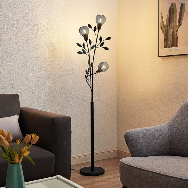 Stehleuchte mit Blattdesign im Wohnzimmer