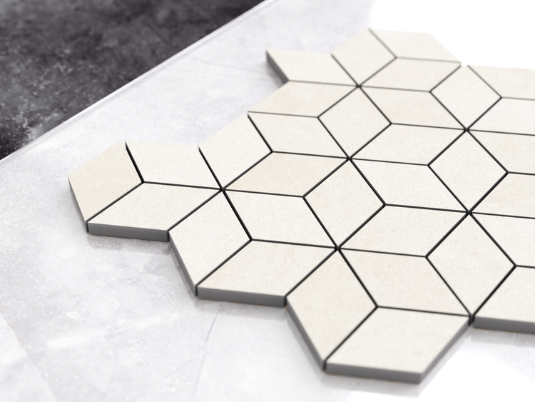 Beige Mosaikfliesen in Rautenform mit 3D-Effekt, matte strukturierte Oberfläche.