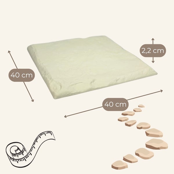 Quadratische Steinplatte mit strukturierter Oberfläche, Maße 40 Zentimeter mal 40 Zentimeter, Stärke 2,2 Zentimeter.