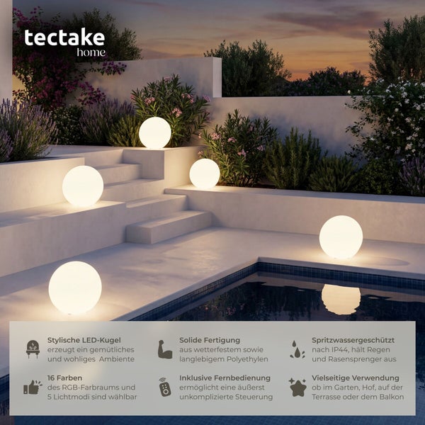Fünf leuchtende LED-Kugelleuchten auf Steintreppen und am Poolrand in einem modernen Garten bei Abenddämmerung. tectake home Logo.