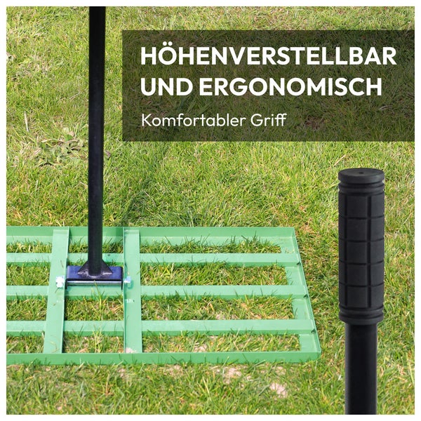Rasenrakel mit hoehenverstellbarem Stiel und ergonomischem strukturiertem Griff auf einer Rasenflaeche.