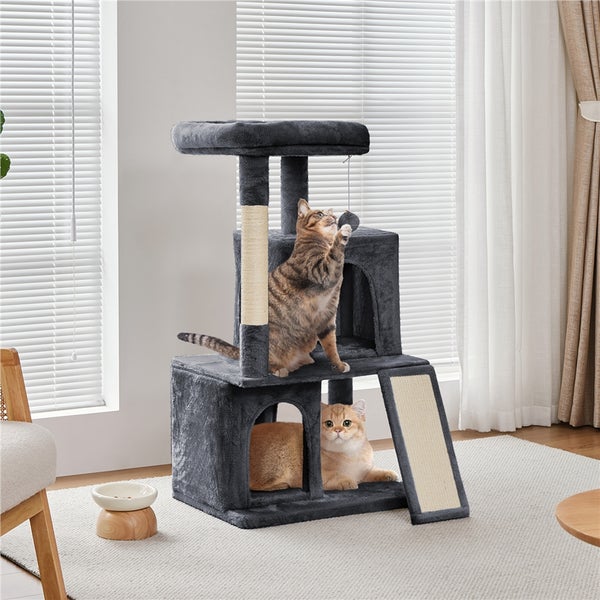 Katzenkratzbaum mit zwei Katzen in Wohnraumumgebung