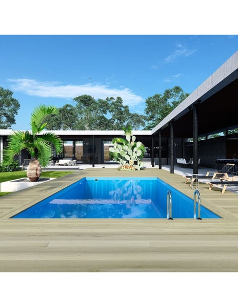 Schwimmbecken im Außenbereich mit Holzdeck, Leiter und angrenzendem Haus