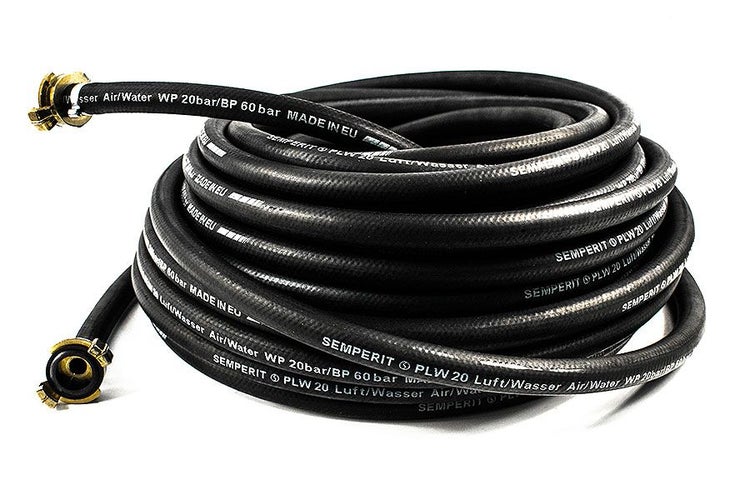 Schwarzer Luft- und Wasserschlauch mit Messinganschlüssen