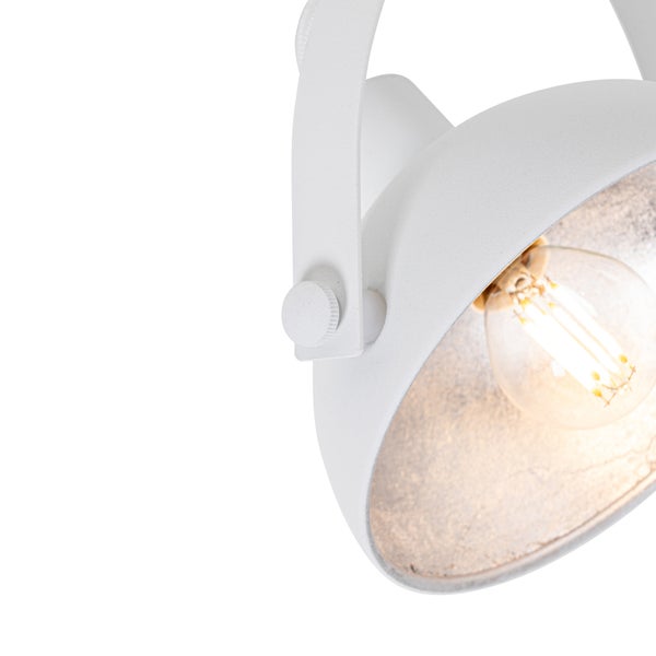 Nahaufnahme eines weißen Deckenspots mit Leuchtmittel