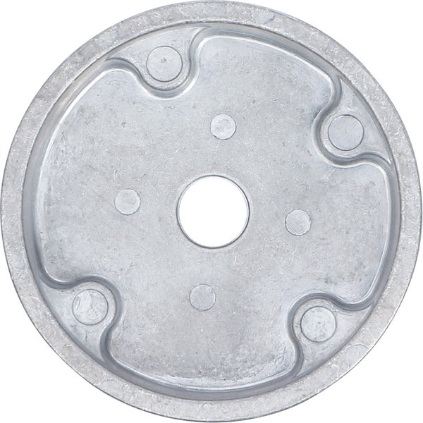 Metallteller mit mittigem Loch und runden Aussparungen