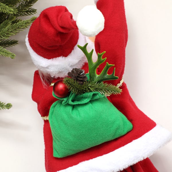Rückansicht einer Weihnachtsmann-Figur mit grünem Geschenksack auf dem Rücken, gefüllt mit Tannenzapfen und einer roten Kugel.