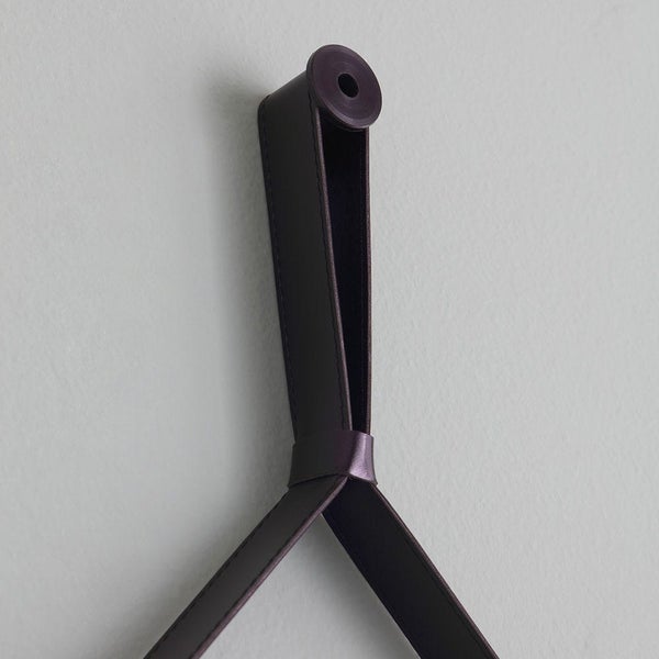 Lederschlaufe mit runder Wandhalterung und Ziernaht.