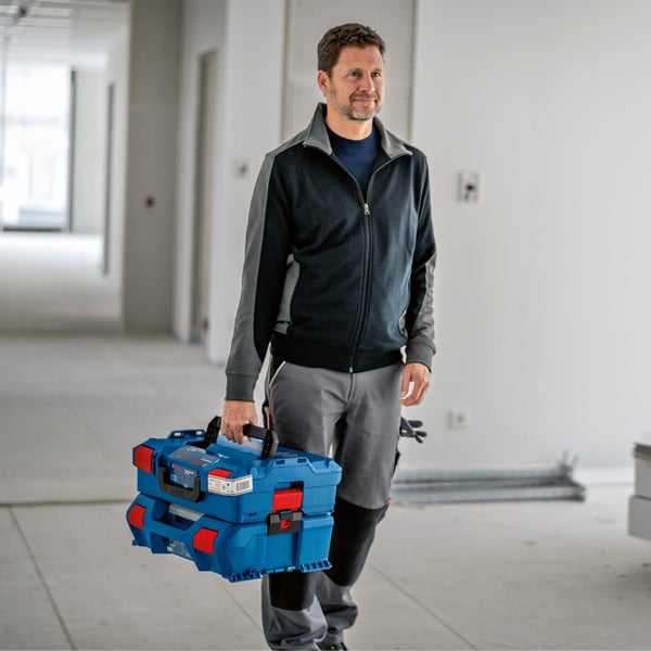 Gartenlandschaft mit verschiedenen Pflanzen und Steinen